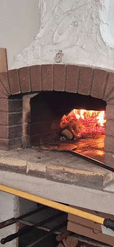 Piec opalany drewnem, w którym wypiekamy pizzę