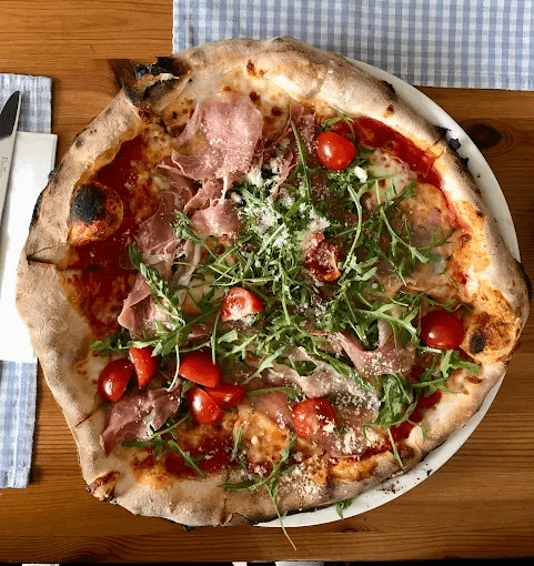 Pizza z pieca opalanego drewnem w restauracji Caprese w Limanowej